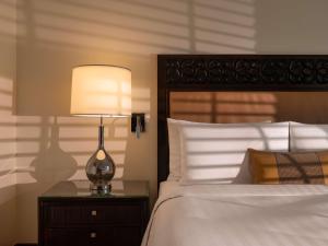 Postel nebo postele na pokoji v ubytování Fairmont Makati