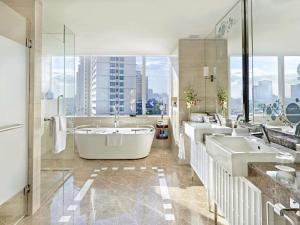 Koupelna v ubytování Fairmont Makati