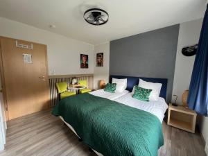 Ein Bett oder Betten in einem Zimmer der Unterkunft Am Obersee Hotel