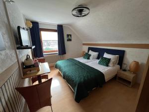 Ein Bett oder Betten in einem Zimmer der Unterkunft Am Obersee Hotel