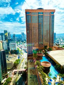 une vue d'une ville avec un grand bâtiment dans l'établissement KL Exclusive Service Suites at Times Square Kuala Lumpur Malaysia, à Kuala Lumpur