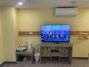 TV a/nebo společenská místnost v ubytování 慢且洄瀾文旅 Bantshiann Hualie Hotel