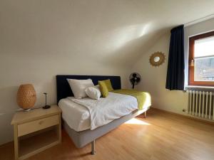 Ein Bett oder Betten in einem Zimmer der Unterkunft Am Obersee Hotel