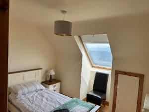 Rúm í herbergi á Ryan's Seaside Escape - Entire House On the Ocean