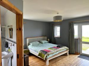 Rúm í herbergi á Ryan's Seaside Escape - Entire House On the Ocean