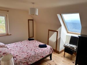 Rúm í herbergi á Ryan's Seaside Escape - Entire House On the Ocean