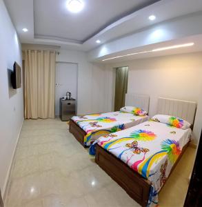 Postel nebo postele na pokoji v ubytování فندق الحسين ElHOSSIN HOTEL