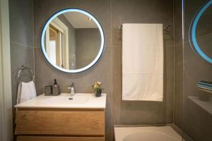 Koupelna v ubytování Stylish Newly Renovated Flat, 250 Meters from the Beach, Central Location with Free Parking