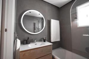 Koupelna v ubytování Stylish Newly Renovated Flat, 250 Meters from the Beach, Central Location with Free Parking