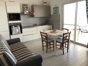 Η κουζίνα ή μικρή κουζίνα στο Residence regina Elena U3 +2 φωτογραφίες