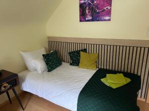 Ein Bett oder Betten in einem Zimmer der Unterkunft Am Obersee Hotel