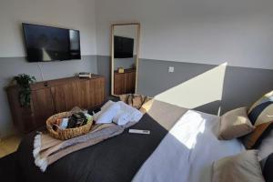 Postel nebo postele na pokoji v ubytování Stylish Newly Renovated Flat, 250 Meters from the Beach, Central Location with Free Parking