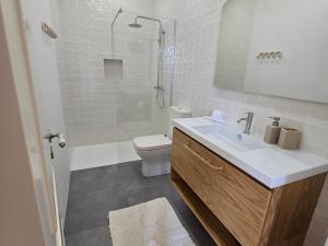ein Badezimmer mit Waschbecken, Dusche und Toilette in der Unterkunft Ficus Suites in Ponta do Sol + 21 Fotos