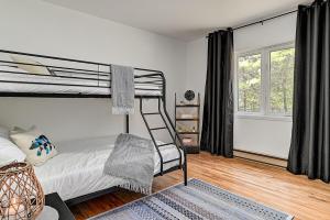 una camera con letto a castello e scala di Beau chalet bord de rivière et spa, Beautiful riverside cottage! a Saint Come
