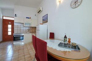 Kuchyňa alebo kuchynka v ubytovaní Apartment in Trogir with sea view, balcony, air conditioning, W-LAN 5055-2