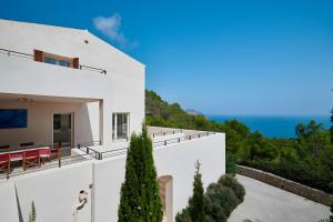 a white house with a view of the ocean at Can Pascalou in Canyamel