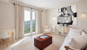 a living room with a couch and a tv at Can Pascalou in Canyamel