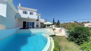 Bazén v ubytování Seafront Villa Vagart by Goutos Properties nebo v jeho okolí
