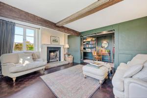 un salon avec deux canapés et une cheminée dans l'établissement Wheelwrights Cottage, à Tarporley