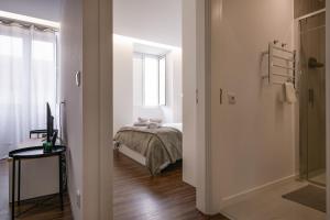 En eller flere senge i et værelse på Cozy Figueira Apartment