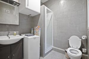 a bathroom with a toilet and a sink and a shower at Studio Appartement Quartier Notre-Dame Free Netflix in Paris +3 photos