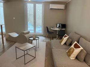 Гостиная зона в Suite Romantique - Love Room Valence Amour et Bulles - Jacuzzi - Lit king size avec miroir XXL - Sofa Tantra - Drôme Ardèche