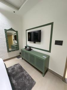 TV a/nebo společenská místnost v ubytování Divine Hotel