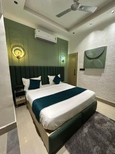 Divine Hotel客房内的一张或多张床位