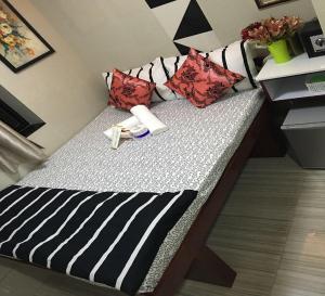 Un pat sau paturi într-o cameră la Skycity Hostel