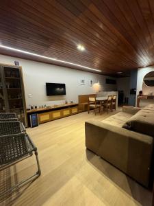 Μια τηλεόραση ή/και κέντρο ψυχαγωγίας στο Casa Baviera 156 - Condomínio Baviera