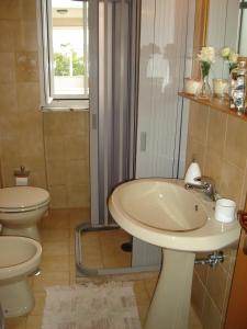 un baño con lavabo e inodoro en Lighthouse Villino, en Torre Canne