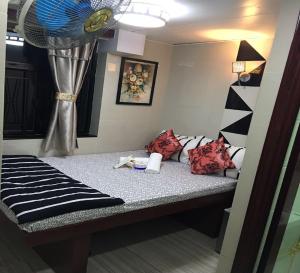 Un pat sau paturi într-o cameră la Skycity Hostel