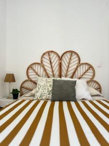 Cama o camas de una habitación en The Traveller`s house con vistas a PLAYA LA CALETA
