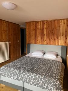 グレヘンにあるRomantica Grächenの木製の壁のベッドルーム1室(大型ベッド1台付) +7枚の写真