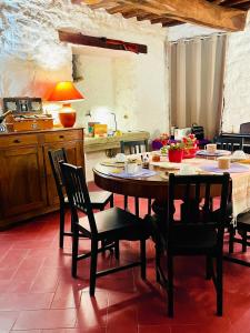 eine Küche mit Tisch und Stühlen in einem Zimmer in der Unterkunft Chianti Home with Pool Terrace Garden and Magnificient View 2 to 8 persons in Greve in Chianti