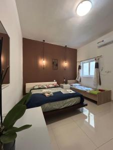 Postel nebo postele na pokoji v ubytování 4 Person Sliema Spacious Room Airconditioned and Self Check