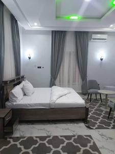 JosSoda Hotels And Resorts Rantya Jos Delux Exclusive Suite的房间里有一张床和一张桌子的卧室