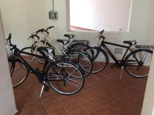 grupa rowerów zaparkowanych w pokoju w obiekcie Casa Vacanze Samira w mieście Fondachello