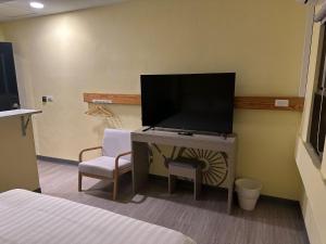 TV a/nebo společenská místnost v ubytování 慢且洄瀾文旅 Bantshiann Hualie Hotel