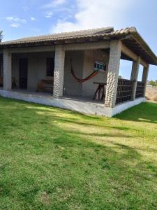 ein Haus mit einem Pavillon im Hof in der Unterkunft casa do conde in Luis Correia