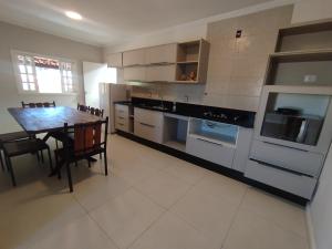 duża kuchnia ze stołem i jadalnią w obiekcie Casa Campos w mieście São Lourenço