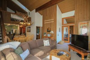 a living room with a couch and a tv at Mountainback 19 Loft Den in Mammoth Lakes