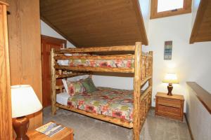 a bedroom with two bunk beds in a cabin at Mountainback 19 Loft Den in Mammoth Lakes