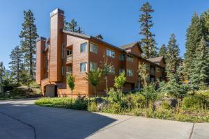 an apartment building with a driveway at Mountainback 19 Loft Den in Mammoth Lakes