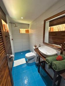 un bagno con un water bianco e un lavandino di Entre Palmas Cabañas a Moñitos