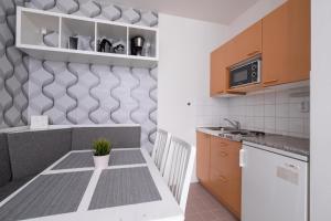 una cucina con tavolo e pianta di Horský apartmán ROKY - Krkonoše a Rokytnice nad Jizerou