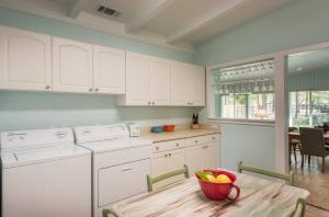 Kuchyň nebo kuchyňský kout v ubytování SandyToes B Beach bikes pool & Fun