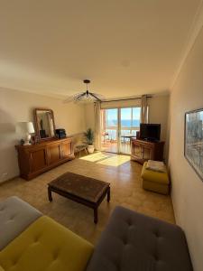 una sala de estar con un sofá y una mesa en Appartement Bastia vue mer - 2 chambres, en Bastia