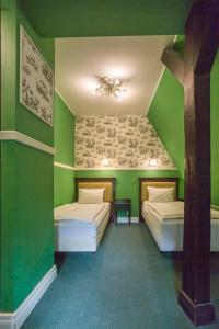 Postel nebo postele na pokoji v ubytování Hotel Fryderyk