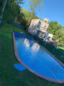 ein großer blauer Pool im Hof in der Unterkunft Casa Quinta Arroyo del Medio in Acindar